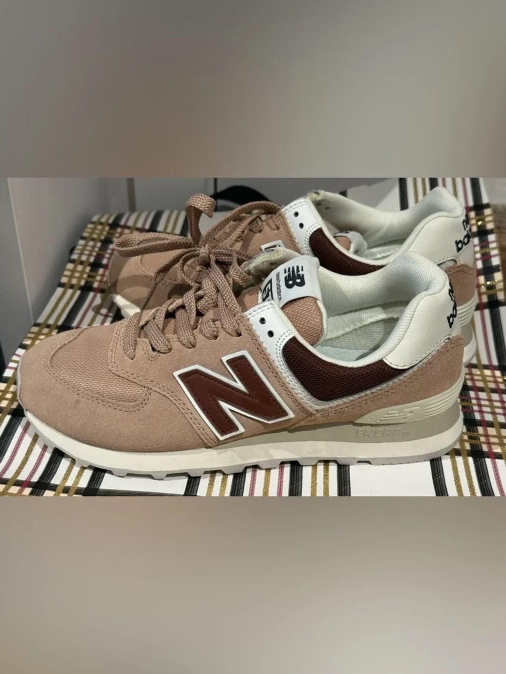 New Balance 574 Sneaker in Dusty brownish rose  and White suede shoe - Picture 2 of 6
